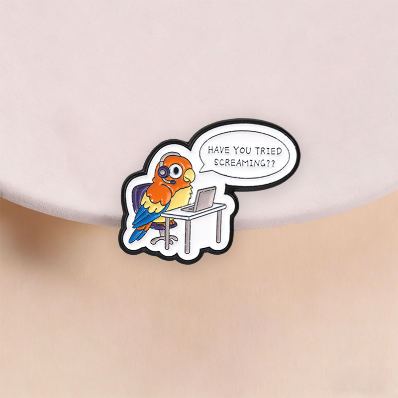 Office Technician - 「Screaming Enamel Pin」の漫画風デザイン。オフィスや仕事で使える、ヘッドセットをかぶったオウムのブローチ。技術サポートのスタッフに贈るのに最適な、襟に付けるバッジやアクセサリーとしても使えるギフト。